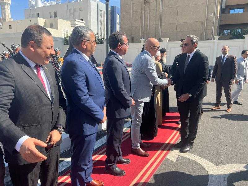 محافظ قنا ومدير الأمن يضعان إكليلًا من الزهور على النصب التذكاري لشهداء الشرطة