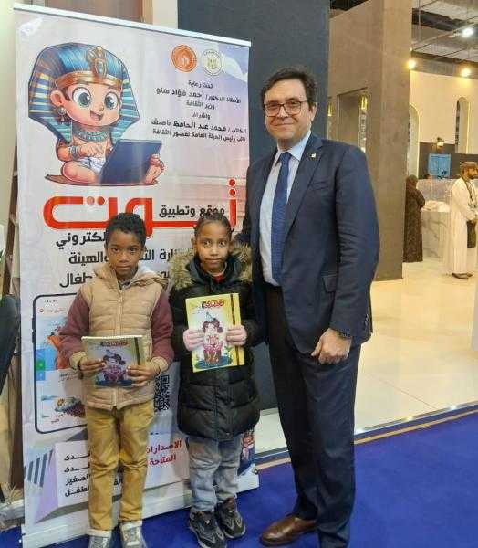 وزير الثقافة يتفقد ركن تطبيق توت خلال جولته بمعرض الكتاب