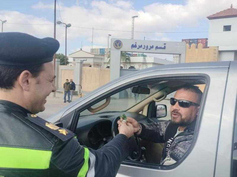 ”أمن القاهرة” توزع الورد والحلوى على المواطنين بمناسبة عيد الشرطة الـ73