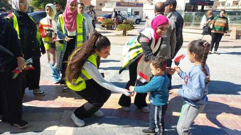 شاهد | بالورود.. حزب ”المصريين” بالبحر الأحمر يُدخل البهجة على المواطنين احتفالًا بعيد الشرطة