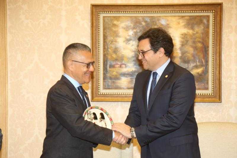 وزير الثقافة المصري يستقبل نظيره الفنزويلي بمعرض القاهرة للكتاب لبحث تعزيز التعاون الثقافي بين البلدين