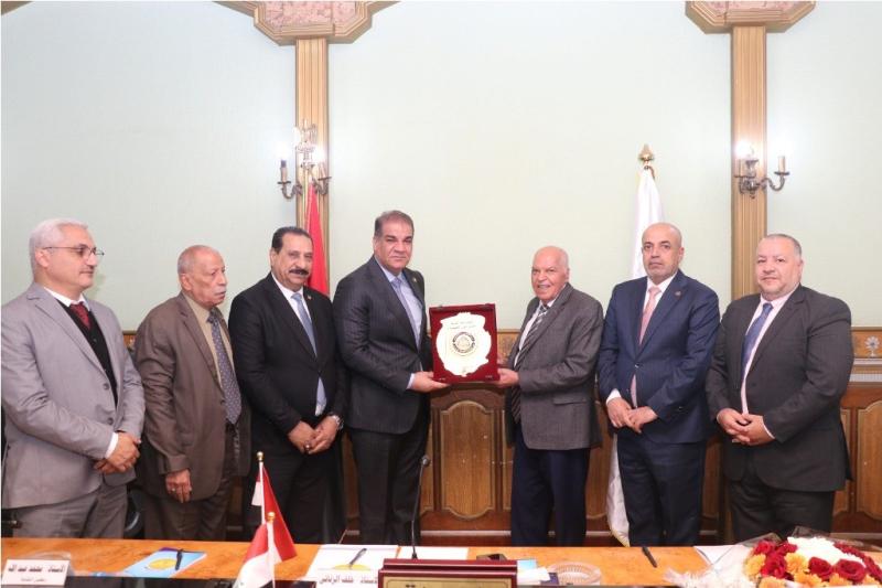 الزناتي يستقبل وفد نقابة المعلمين العراقيين لتطوير العمل النقابي وتبادل الخبرات