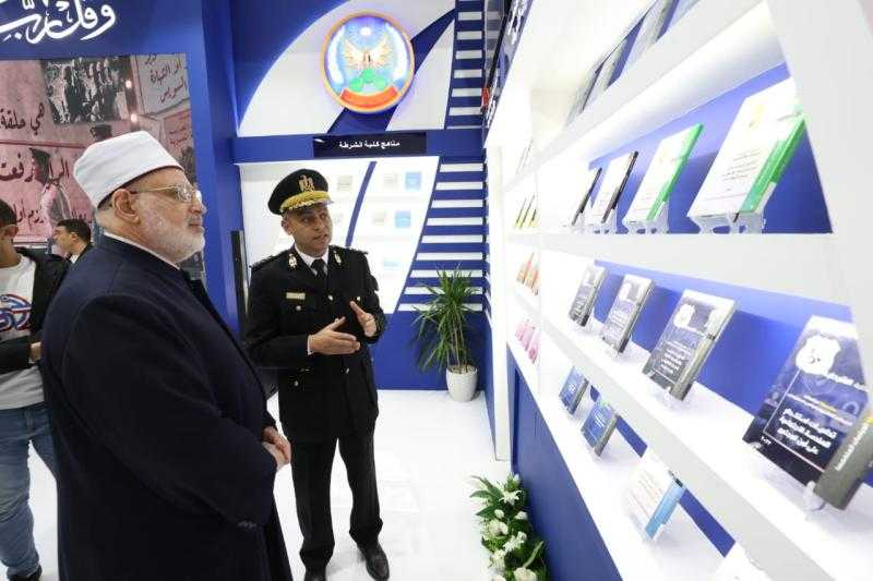 وكيل الأزهر يتفقد جناحي وزارتي الدفاع والداخلية بمعرض القاهرة للكتاب