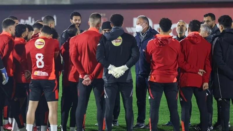 الخطيب يعقد جلسة مع لاعبي الأهلي قبل مواجهة بيراميدز
