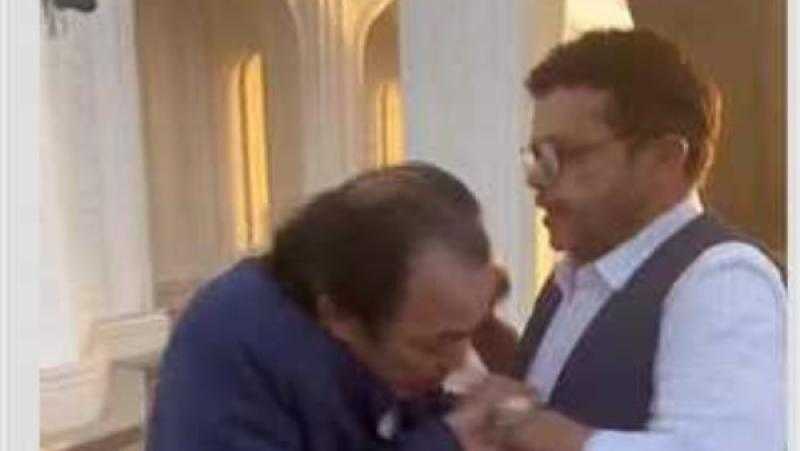 اتربينا على دا من مشايخنا .. علاء مرسي يرد على جدل تقبيله يد محمد هنيدي