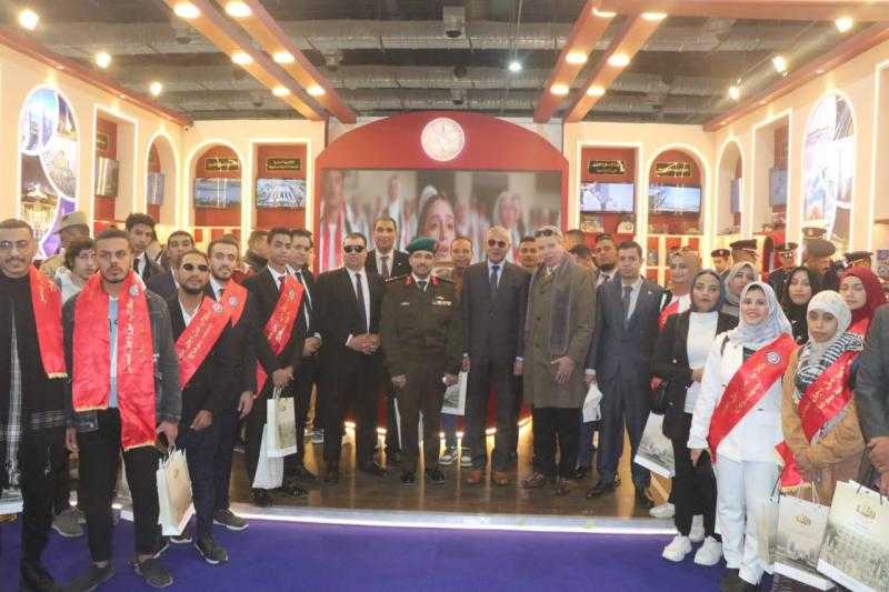 وفد طلابي بجامعة سوهاج يزور معرض القاهرة الدولي للكتاب فى دورته ال 56 ويتفقد أجنحة القوات المسلحة والشرطة والرقابة الإدارية