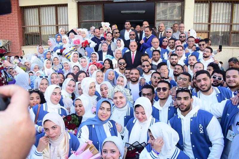 رئيس جامعة سوهاج يهنئ أبنائه خريجي الطب البشري الدفعة ٣١ ويلتقط معهم الصور التذكارية