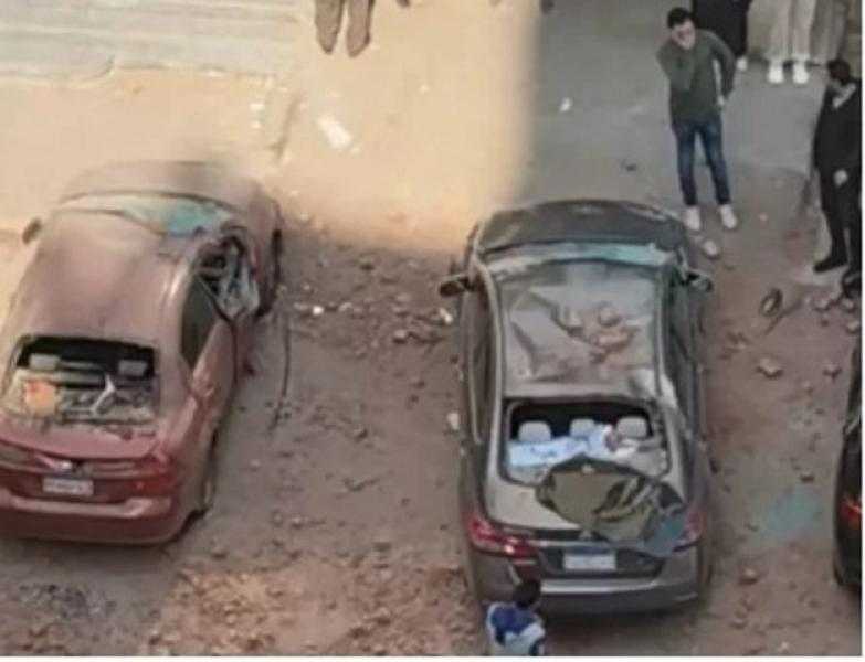 سقوط سور بلكونة يهشم 3 سيارات بمنطقة الفلل ببنها