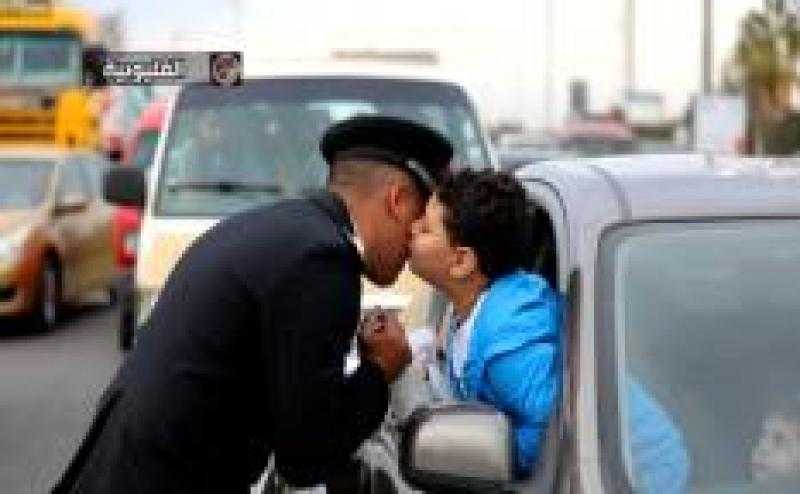 رجال الشرطة يشاركون المواطنين الاحتفال بالذكرى الـ73 لعيد الشرطة