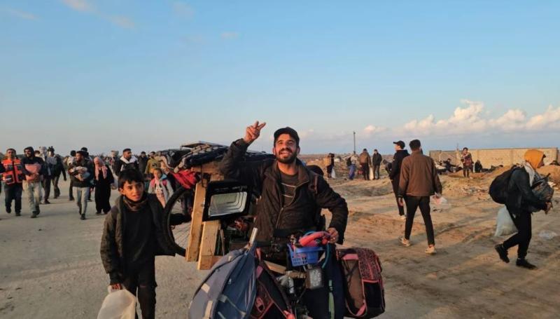 ”أسوشيتيد برس” ترصد احتفالات الفلسطينيين بعودتهم إلى شمال غزة بعد 15 شهرًا من الحرب