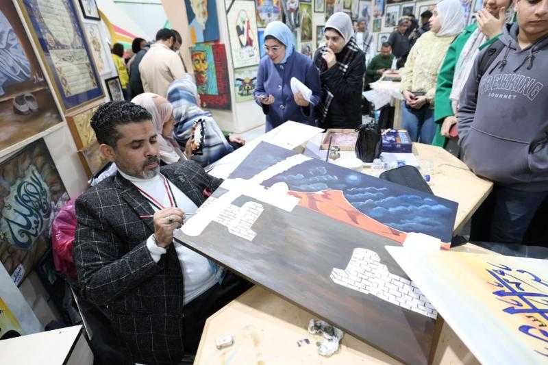 إقبال كثيف على جناح الأزهر بمعرض الكتاب في يومه الخامس.. ومبادرة ”كونوا إيجابيين” تجذب الأطفال