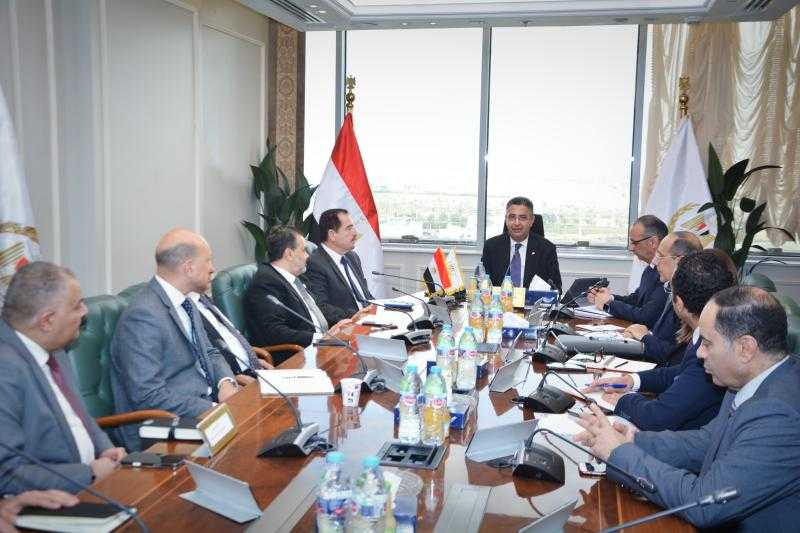 وزير التموين والتجارة الداخلية يعقد اجتماعًا مع ممثلي شركات الصناعات الغذائية لمتابعة استعدادات شهر رمضان وتوافر السلع في الأسواق والمنافذ المختلفة