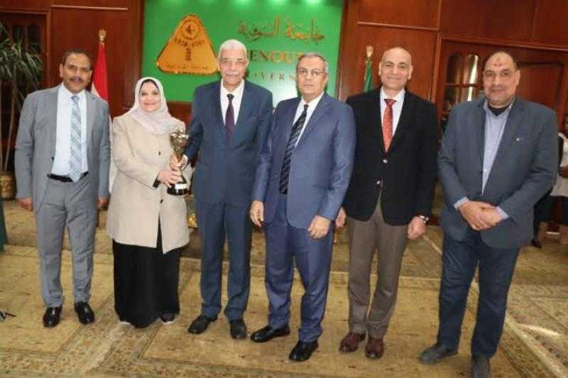رئيس جامعة المنوفية يكرّم الكليات الحاصلة على المراكز الأولى في استقبال الطلاب للعام الدراسي