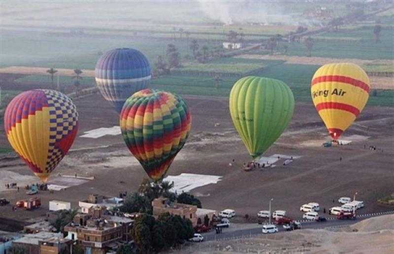 القوات المسلحة تنجح فى إنقاذ عدد من السياح تعطل بهم بالون طائر بالأقصر