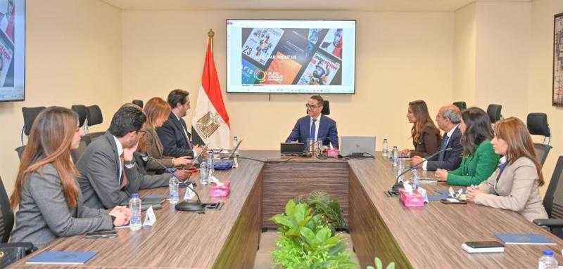 وزير الاستثمار والتجارة الخارجية يستعرض مع وفد مجموعة جون آفريك الإعلامية ترتيبات إقامة المنتدى الأفريقي للاستثمار والتمويل