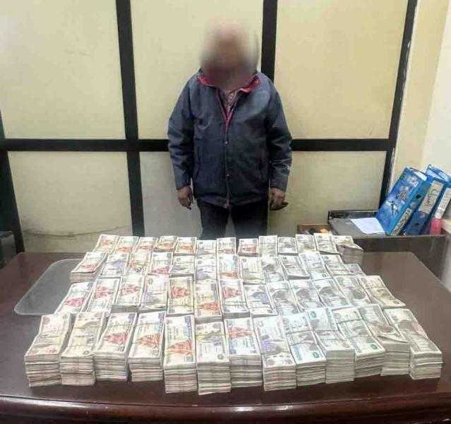 القبض على شخصين أثناء تهريب ملايين الجنيهات بمطار القاهرة