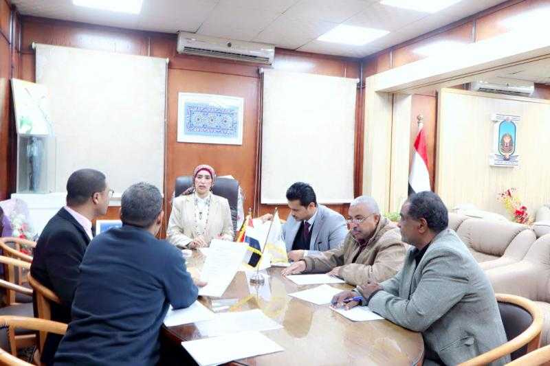 رئيس جامعة الأقصر تعقد اجتماعًا مع أعضاء لجنة الاستراحات بالجامعة للوقوف على جاهزيتها للفصل الدراسي الثاني