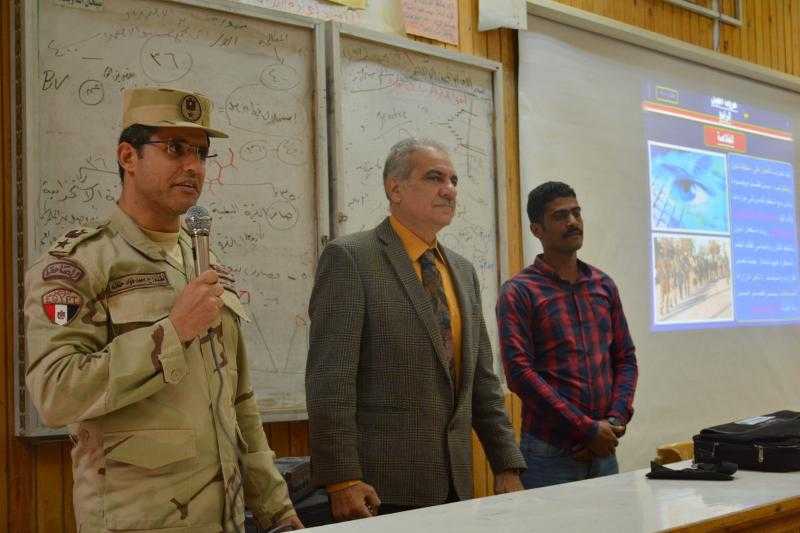 رئيس جامعة أسوان يتابع طلاب الدورة التربية العسكرية المنعقدة في إجازة نصف العام الدراسي