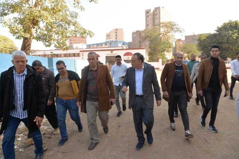 محافظ أسيوط يشهد زراعة الشتلات بألواح الفوم بالصوبات الزراعية بمدرسة أسيوط الثانوية الزراعية