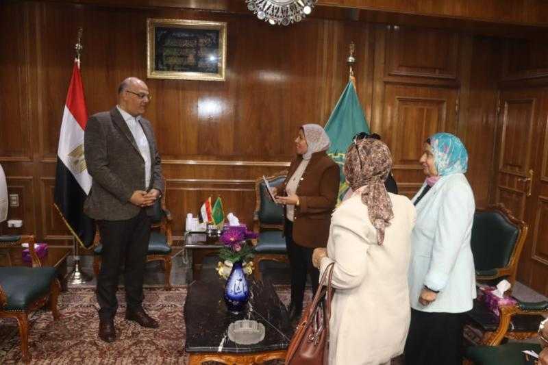 استجابة لطلب إحدى الفتيات أثناء اللقاء الجماهيري.. محافظ القليوبية يوفر مُستلزمات معيشية لفتاة مُقبلة على الزواج