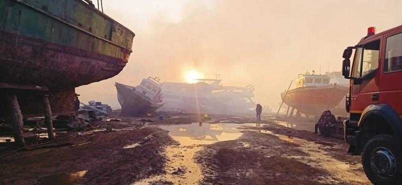 السيطرة على حريق فى قزق لبناء وإصلاح السفن بالسويس