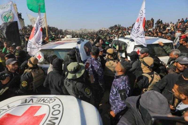 الصليب الأحمر يتسلم أحد المحتجزين الإسرائيليين بقطاع غزة ضمن الدفعة الرابعة