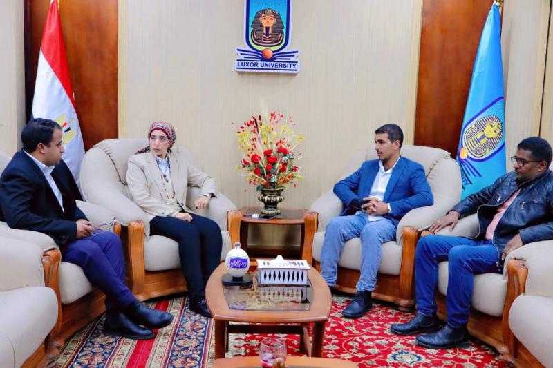 رئيس جامعة الأقصر تستقبل مؤسسي ظواهر لتعزيز التعاون المشترك
