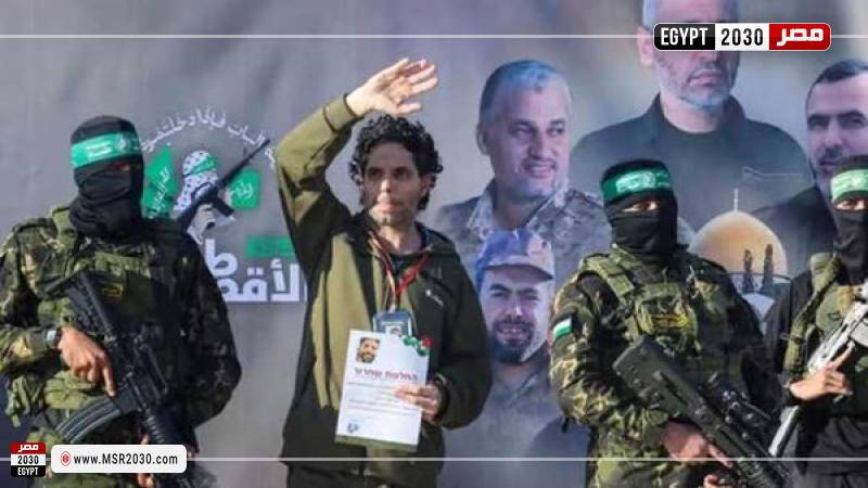 تسليم أسرى إسرائيل أمام صور ”محمد الضيف”