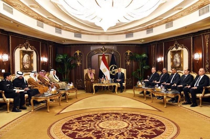 وزير الداخلية يبحث مع نظيره الكويتي تعزيز التعاون 