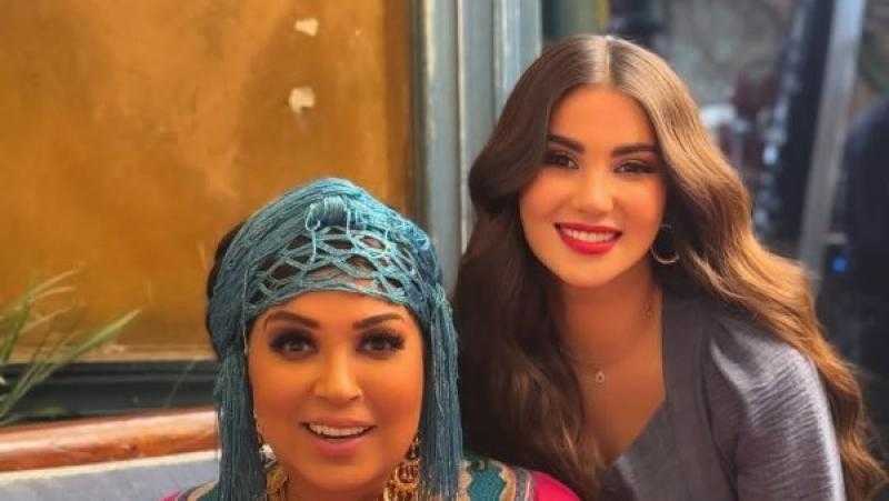 هدى الإتربي تشارك صورة مع فيفي عبده من كواليس ”العتاولة 2”