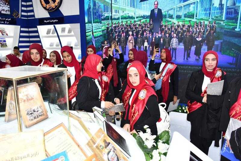 الفوج الثالث من طلاب جامعة قناة السويس يزورون جناح وزارة الداخلية بمعرض الكتاب