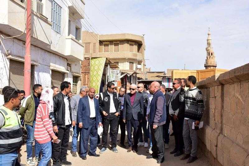 محافظ الأقصر يتفقد عدد من المشروعات الخدمية والتنموية بمدينة إسنا