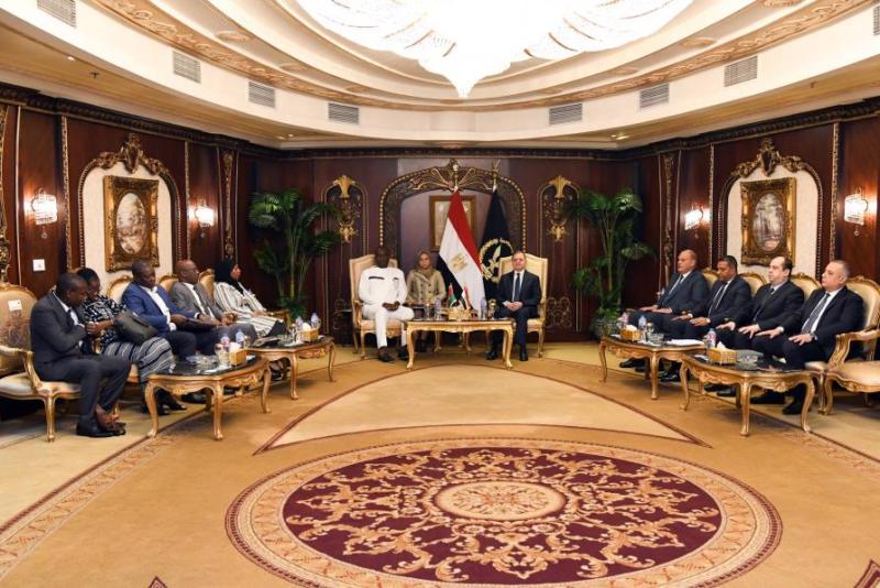 وزير الداخلية يبحث مع وزير الأمن بجمهورية بوركينا فاسو تعزيز التعاون 