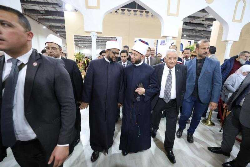 وزير الأوقاف يتفقد جناح الأزهر بمعرض الكتاب ويشيد بثرائه الفكري والتثقيفي