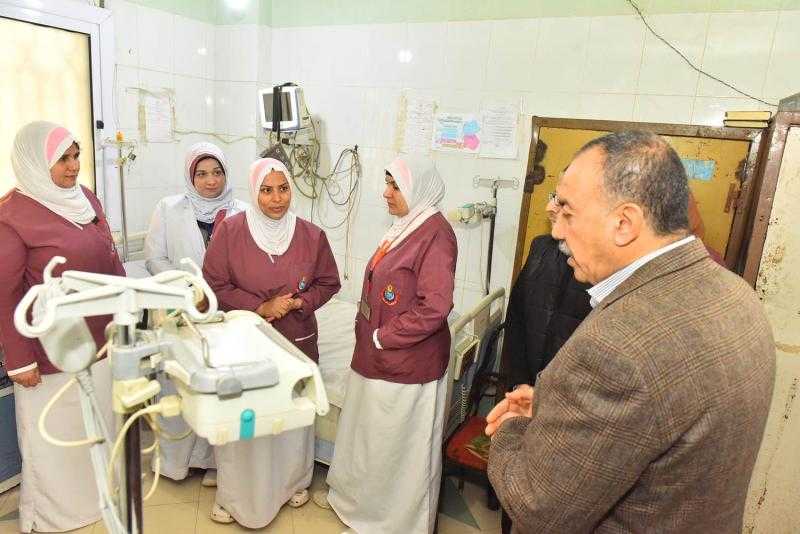 محافظ أسيوط يفاجئ العاملين بمستشفى الولادة والصحة الإنجابية بمنفلوط للاطمئنان على الخدمات المقدمة