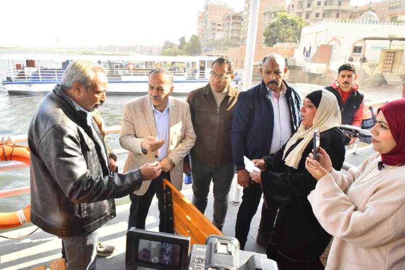 محافظ أسيوط يتفقد عبارات نقل المواطنين والمركبات والأتوبيس النهري بمركزي أبوتيج وساحل سليم