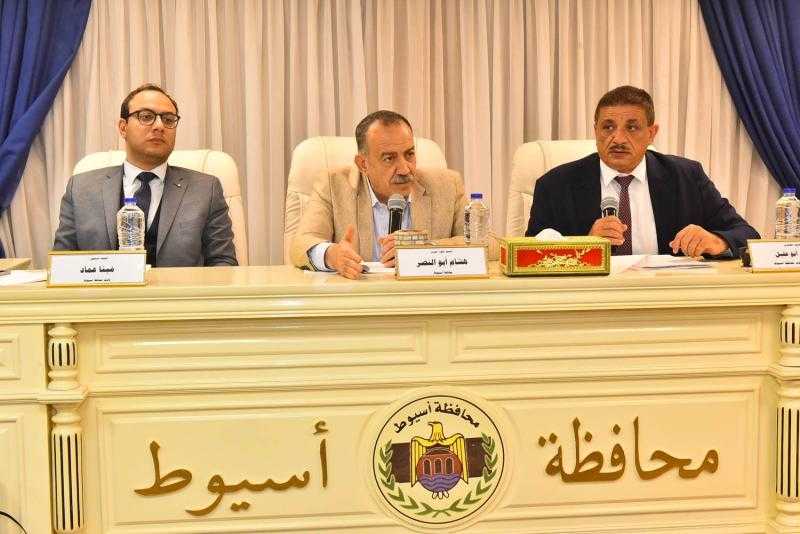 محافظ أسيوط يناقش نسب تنفيذ المرحلتين الأولى والثانية من الخطة الإستثمارية ومعدلات الأداء بملفي التصالح والتقنين
