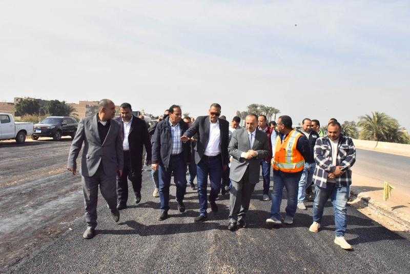 محافظ أسيوط يتفقد رصف ازدواج الطريق الزراعي أسيوط- ديروط في المسافة من قرية علوان حتى قرية بني شقير بطول 23 كم