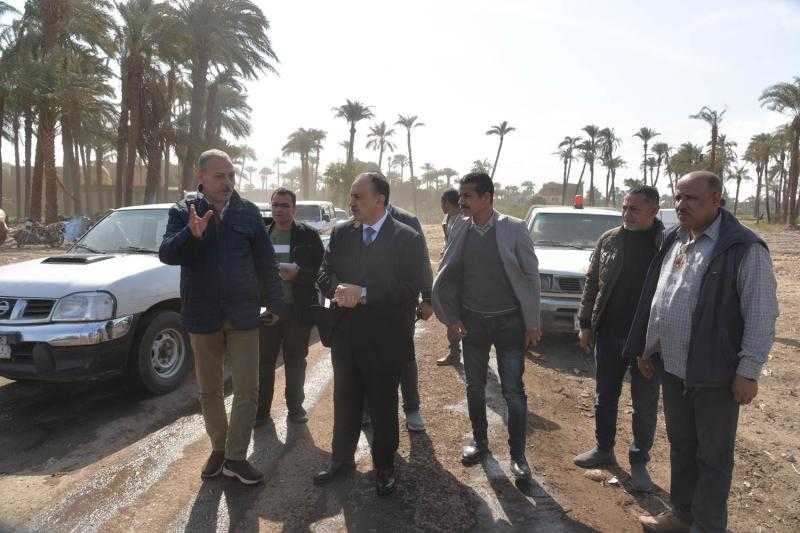 محافظ أسيوط يتابع أعمال رفع حوالي 2000 طن من مخلفات هدم المباني بطريق ”العصارة/المعصرة” بمركز الفتح