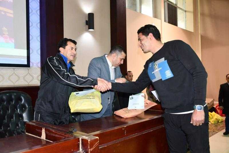 وزير الشباب والرياضة يسلم الفائزين بالعمرة من ماراثون زايد الخيري