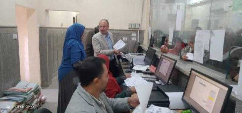 رئيس مركز صدفا بأسيوط يتابع أداء العاملين بالمركز التكنولوجي والتواصل المباشر مع المواطنين