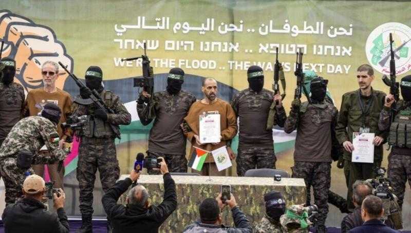 غانتس يكشف: نتنياهو كان على علم بمعاناة الأسرى الإسرائيليين في غزة وتأخر في التحرك