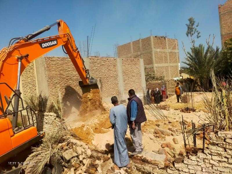 إزالة حالتي تعدي على أرض زراعية بأرمنت بالأقصر بمساحة ٢٧٥ متر