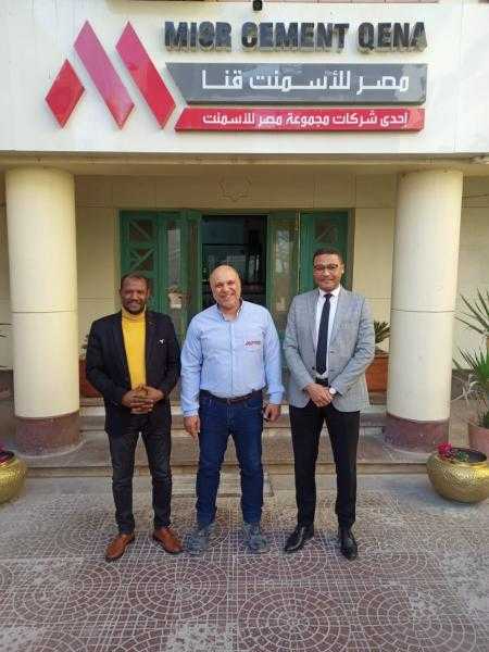 مدير مصنع أسمنت قنا يستقبل ممثلى جامعة الأقصر لتعزيز التعاون المشترك