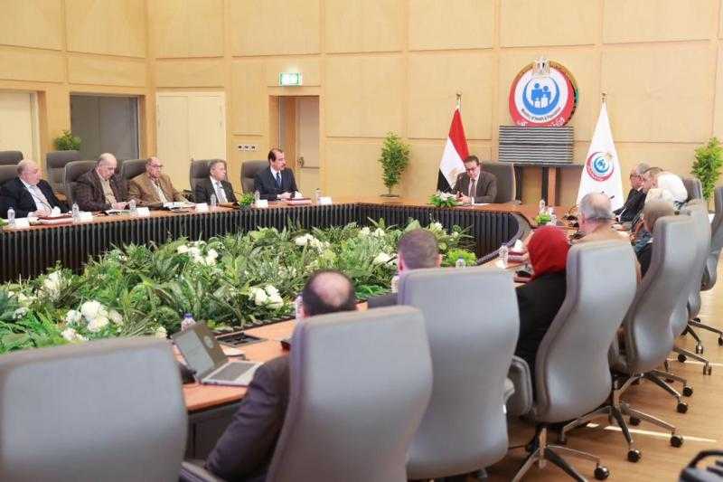 وزير الصحة يوجه بإعداد خطة متكاملة لتطوير منشآت الهيئة العامة للتأمين الصحي والارتقاء بالخدمات المقدمة للمنتفعين