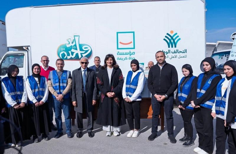 محافظ شمال سيناء ورئيسة الأمانة الفنية للتحالف الوطني يتفقدان قافلة «إيد واحدة»