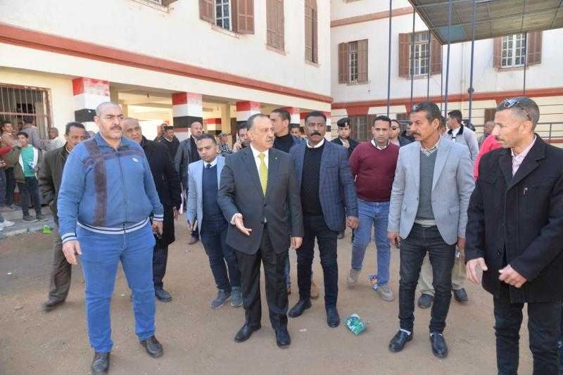 محافظ أسيوط يفاجئ مقر تلقي تظلمات طلاب الشهادة الإعدادية المتضررين من نتائجهم بمدرسة خديجة يوسف الثانوية