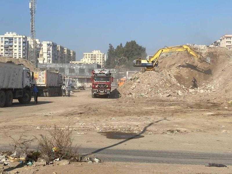 محافظ بورسعيد: استمرار أعمال المرحلة الثالثة لرفع أكوام الرتش بشارع أسوان بنطاق حي المناخ