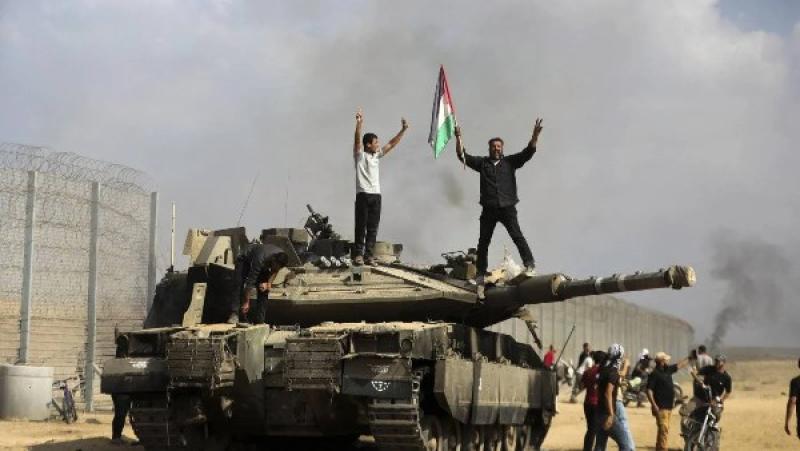 الشعب الفلسطين يرفع العلم فوق دبابة إسرائيلية