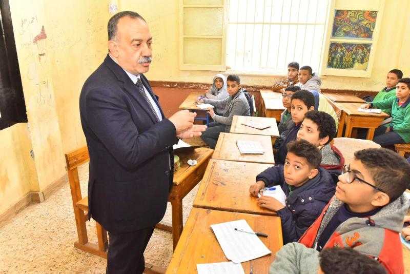 محافظ أسيوط يتفقد مدرسة القناطر الإعدادية الجديدة بنين لمتابعة سير العملية التعليمية